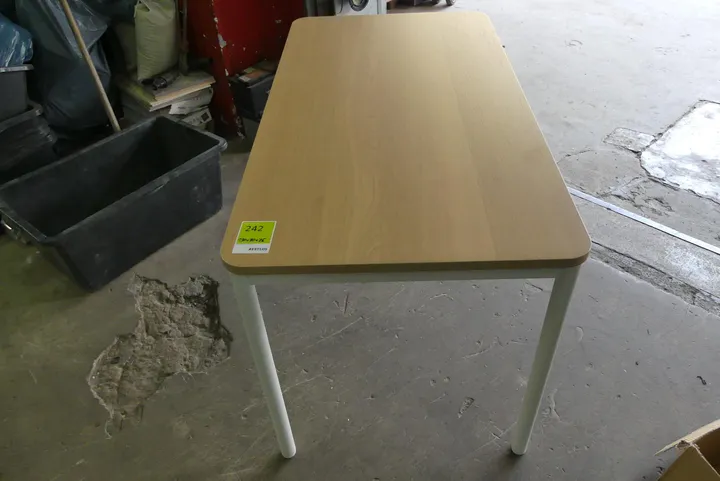 Schreibtisch Maße in cm ca.: 130 x 70 x 75